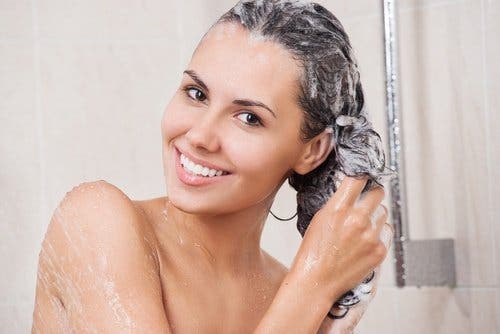 Entre los usos cosméticos del arroz está el acondicionador para el cabello