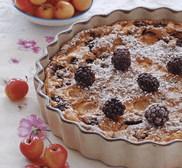 Cómo hacer pastel de moras y cerezas blancas sin harina