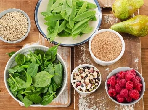Consumir más alimentos con fibra.