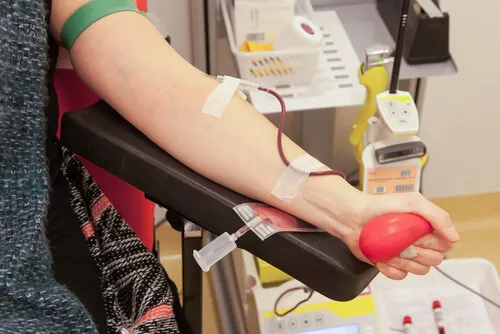 Hombre donando sangre