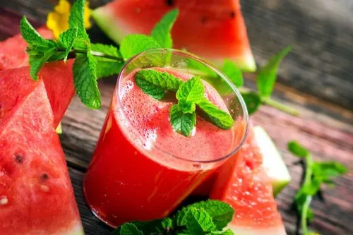 Licuado de cerezas, sandia y piña para las varices
