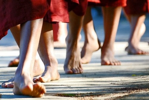 Aprende a meditar mientras caminas y adelgaza tus emociones negativas