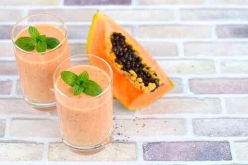 Bebida con papaya, manzana y jengibre para tratar las rodillas artríticas