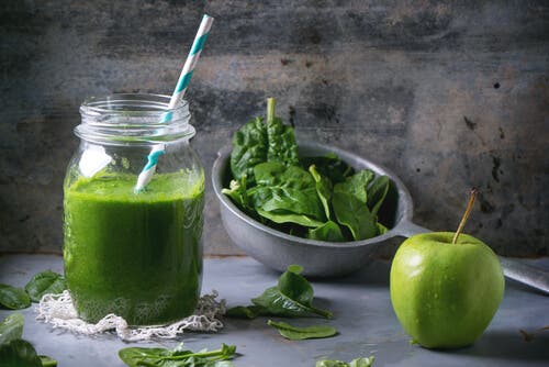 Batido fresco de pepino en frasco