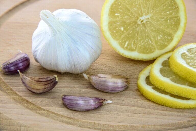 ¿Se puede eliminar las verrugas con este tratamiento de ajo y limón?