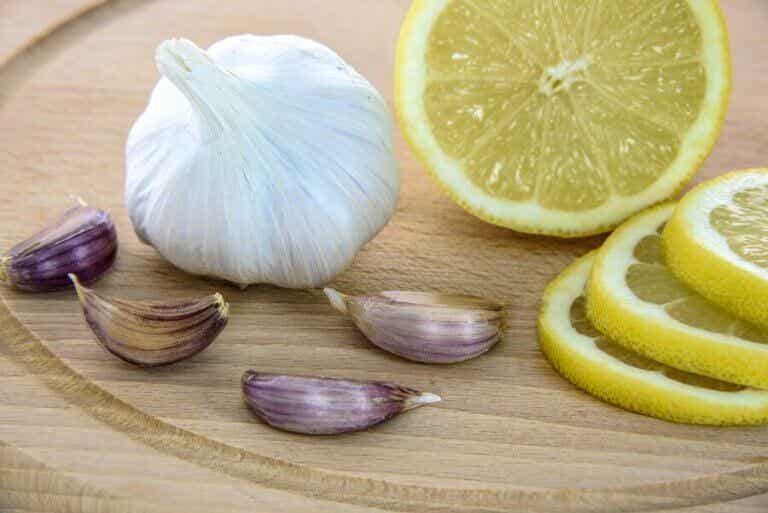 ¿Se puede eliminar las verrugas con este tratamiento de ajo y limón?