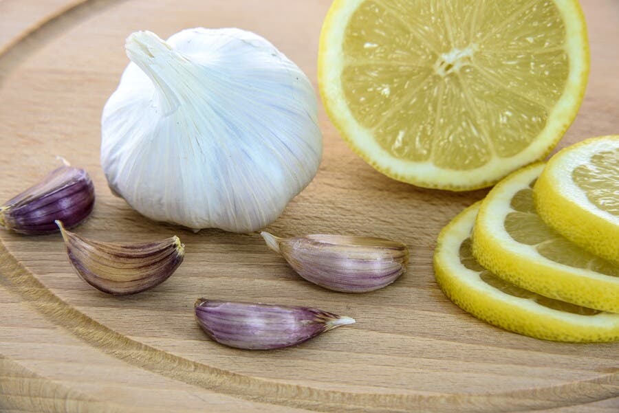 Cabezas de ajo y rodajas de limón.