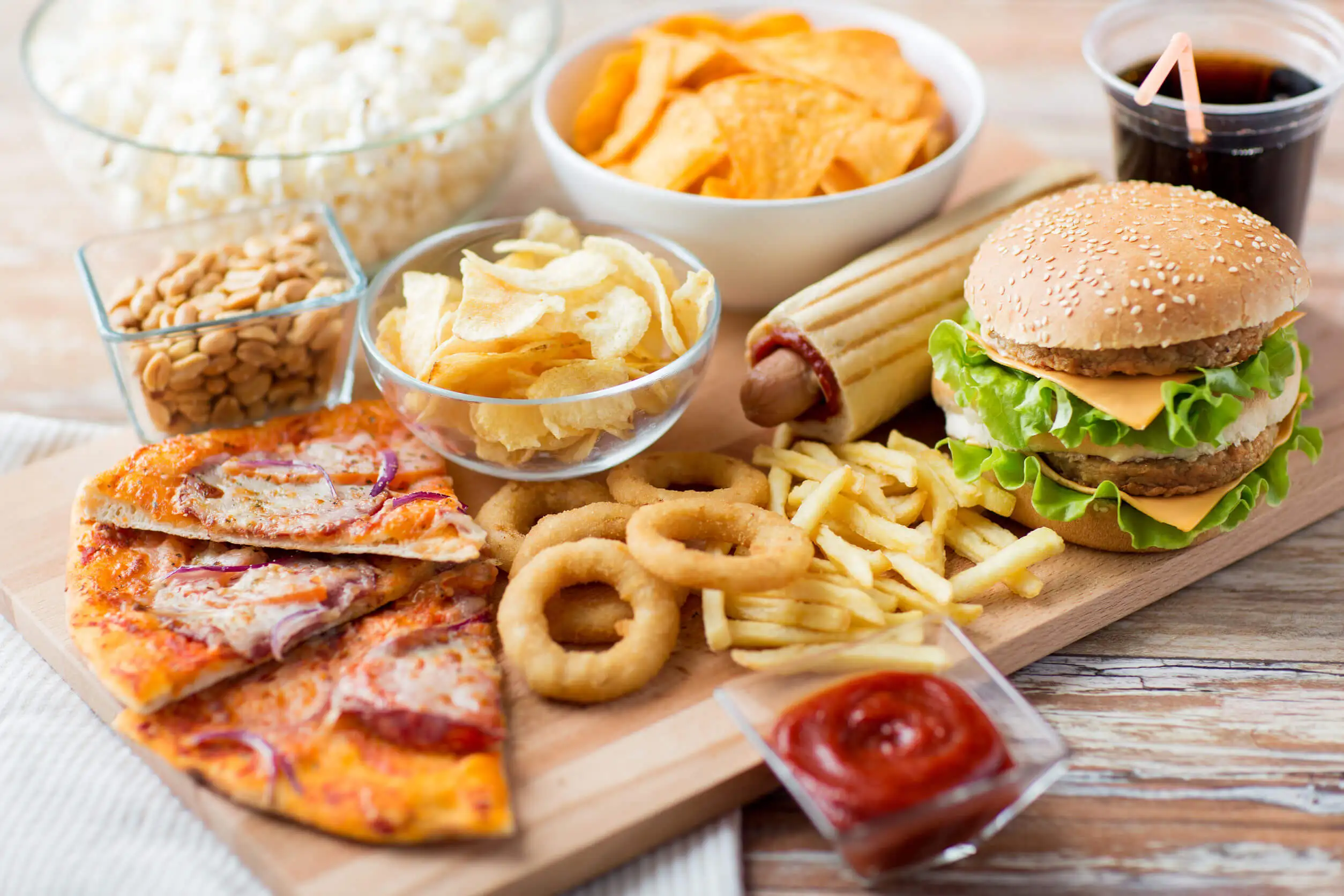 La costumbre de comer harinas por la noche suele relacionarse con alimentos poco saludables.