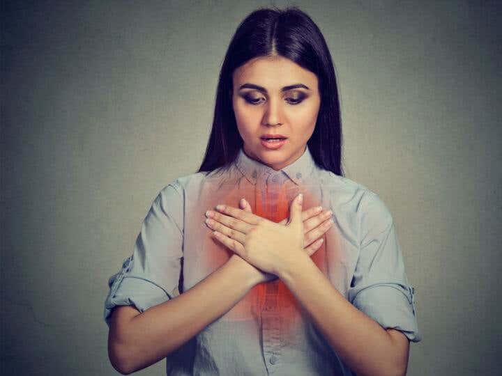 Mujer con las manos en el pecho donde hay un dibujo de sus vías respiratorias.