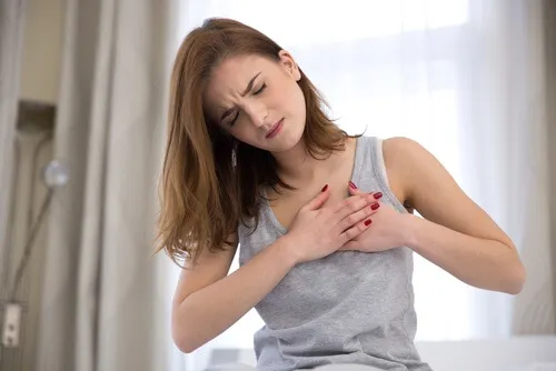 Mujer con dolor en el pecho