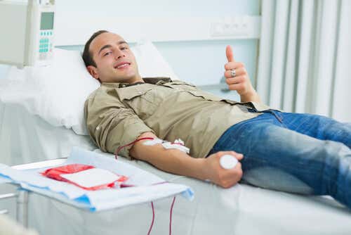 Hombre en la camilla donando sangre.