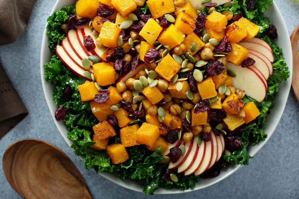 Ensalada de rabanitos con semillas de calabaza.