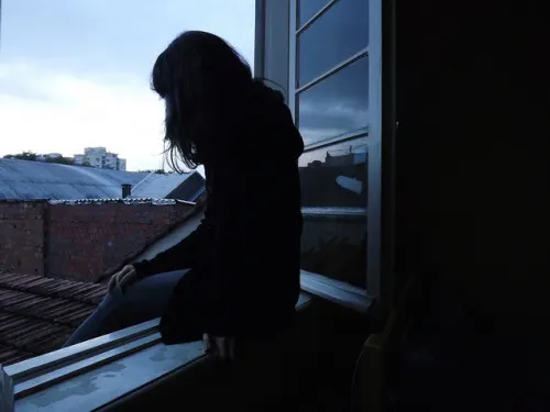 chica pensando en la felicidad absoluta