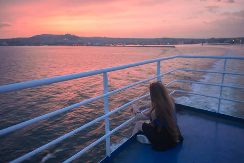 chica pensando en la felicidad absoluta