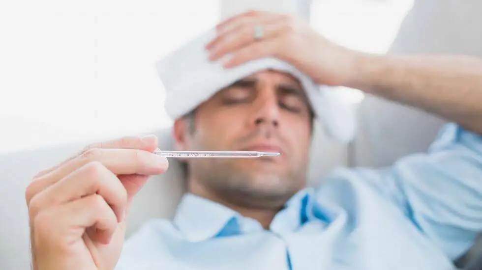 Hombre con fiebre y escalofríos