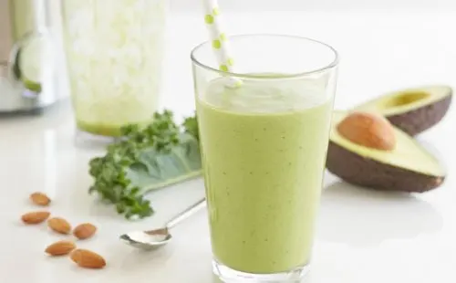 licuado leche almendras y aguacate