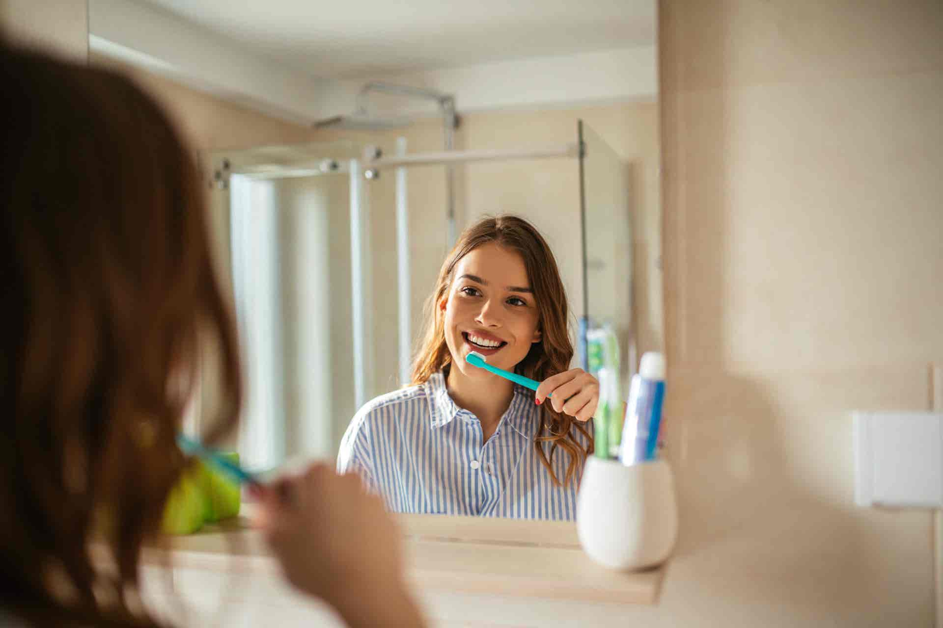 Spazzolare i denti per aiutare l'odontoiatria preventiva.
