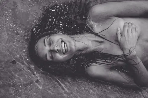 chica pensando en la felicidad absoluta