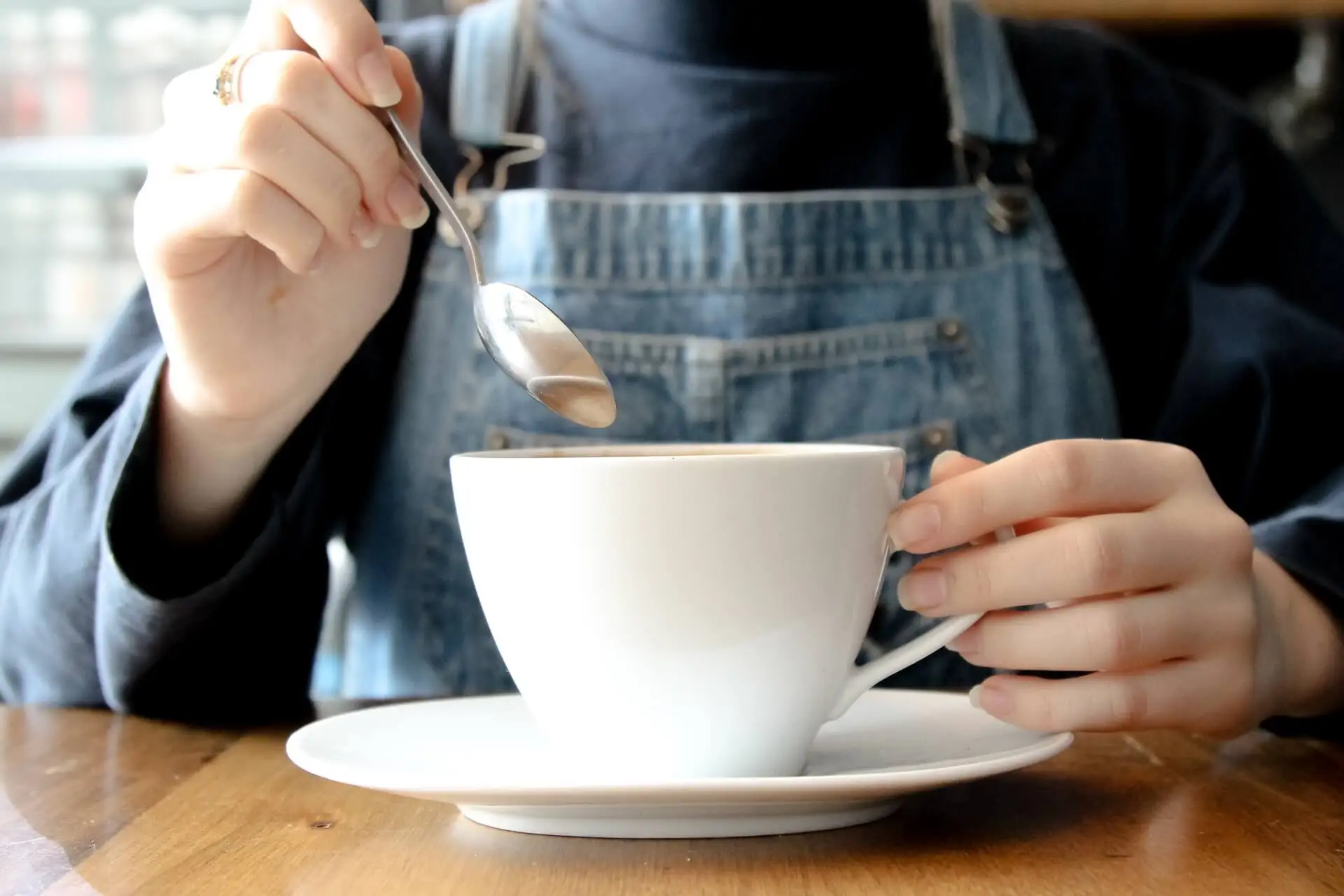 Mujer con taza de té blanco.
