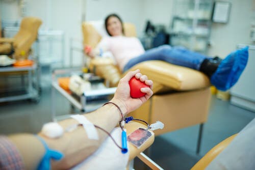 Persona donando sangre