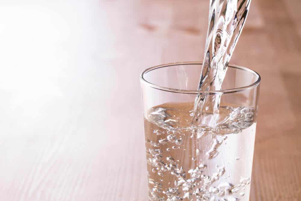 En 15-dagers diett for å gå ned i vekt innebærer å drikke mye vann