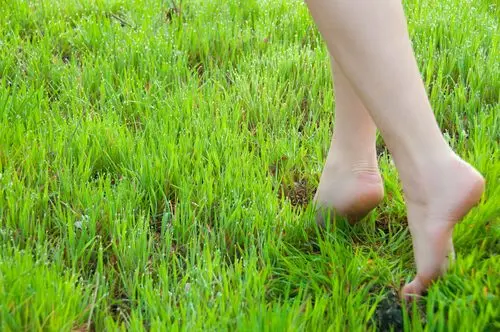 Cualidades de caminar descalzo para la mente