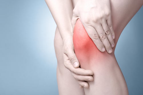 La retención de líquidos es una de las causas más comunes de hinchazón en las piernas.