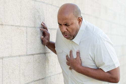 hombre que no sabe diferenciar un ataque de ansiedad de un ataque al corazón