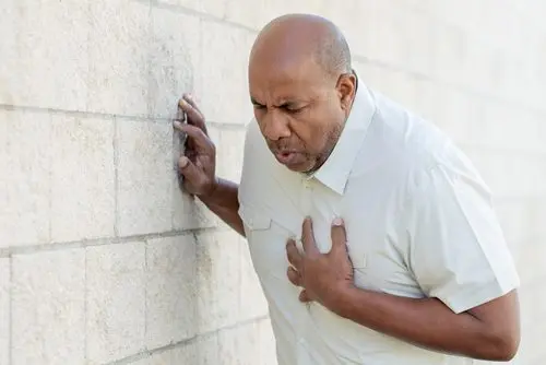 hombre que no sabe diferenciar un ataque de ansiedad de un ataque al corazón