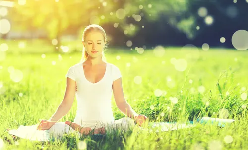 Mujer meditando en el campo