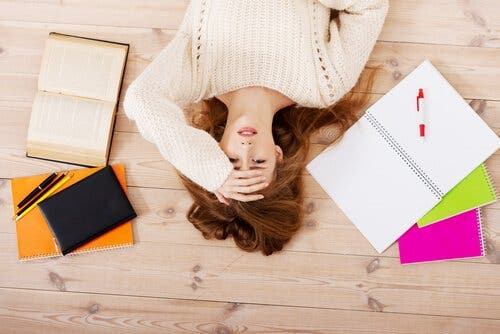 Mujer estresada tirada en el suelo.