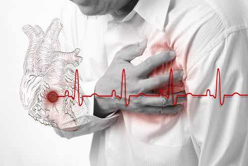 Durch Husten einen Herzinfarkt verhindern? - Mann greift sich ans Herz