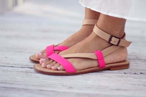 pies de mujer con sandalias