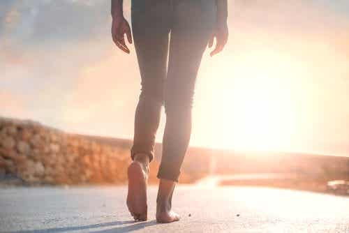 Virtudes de caminar descalzo, las mejores técnicas de relajación