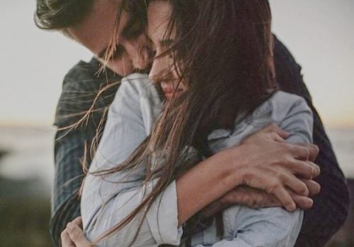 Los abrazos benefician tu salud emocional