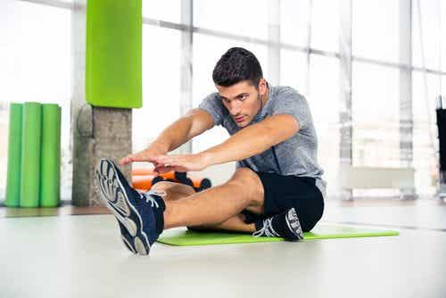 Hombre haciendo ejercicios en el gimnasio