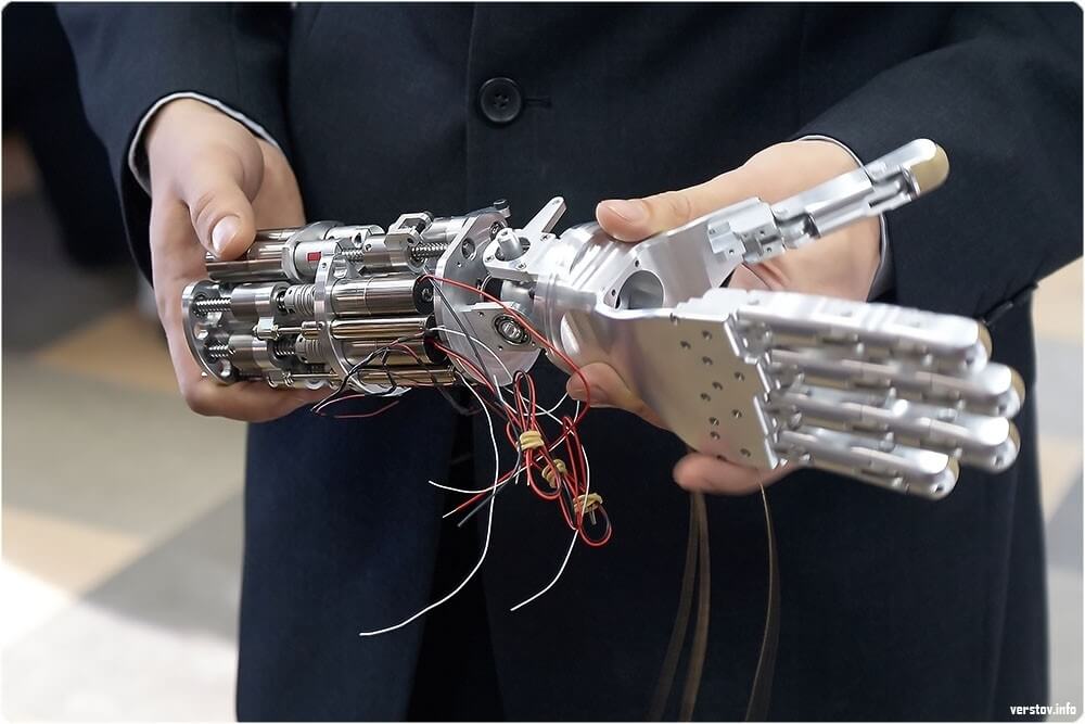 Bras robotisé dans le transhumanisme.