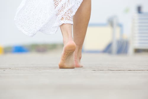 Mujer caminando.