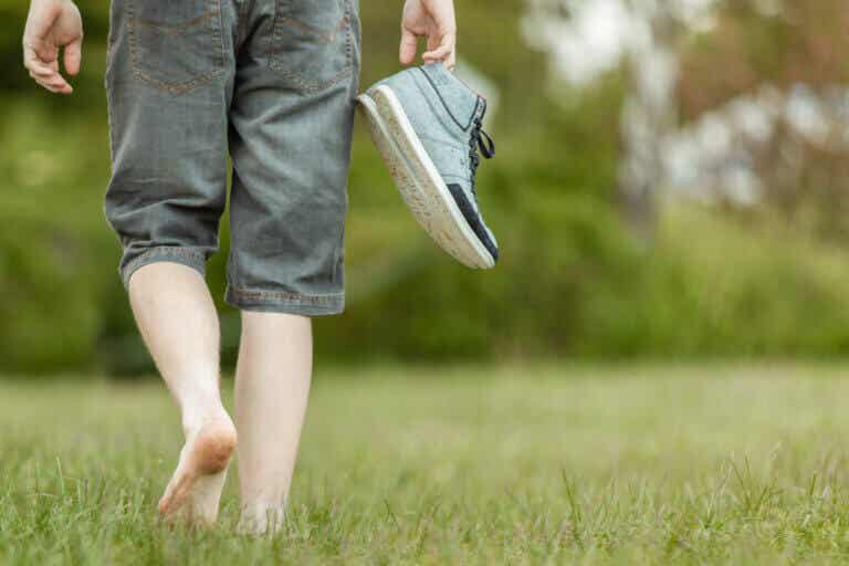 ¿Cuáles son los beneficios de caminar descalzo?