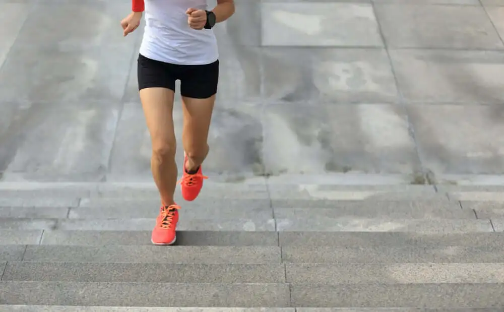 Los beneficios de caminar y trotar hacia atrás son para la salud física y mental