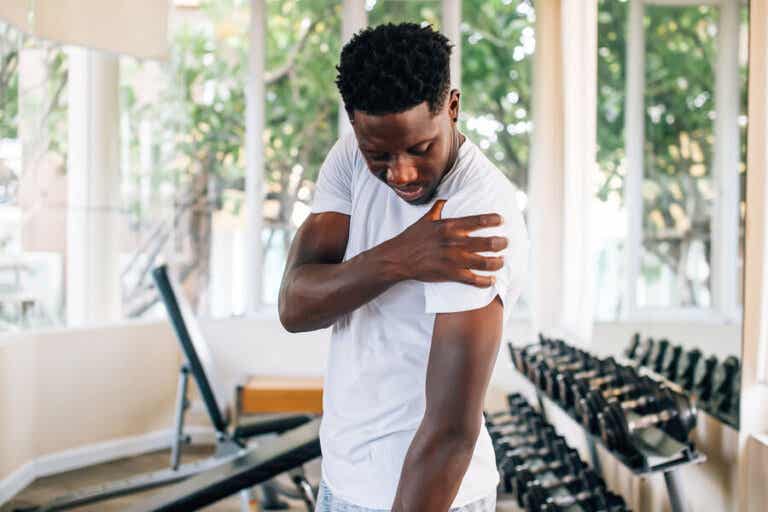 11 ejercicios para aliviar dolores en los hombros