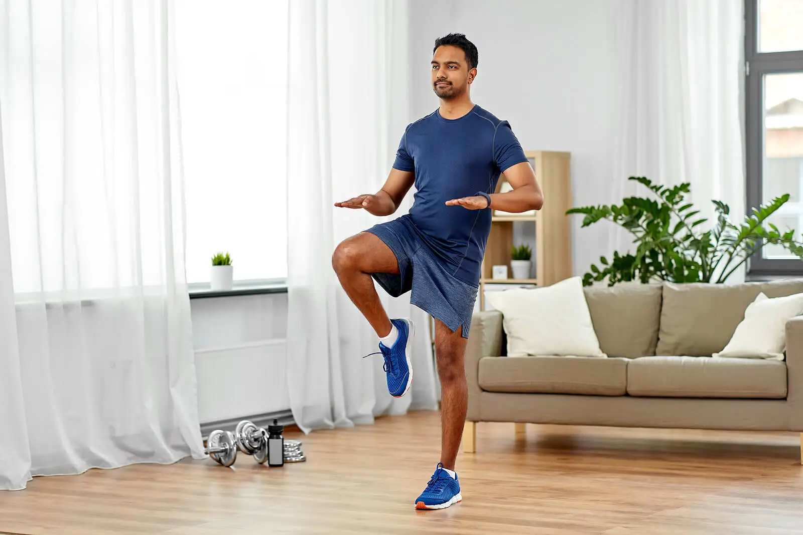 Hombre haciendo ejercicio en su casa.