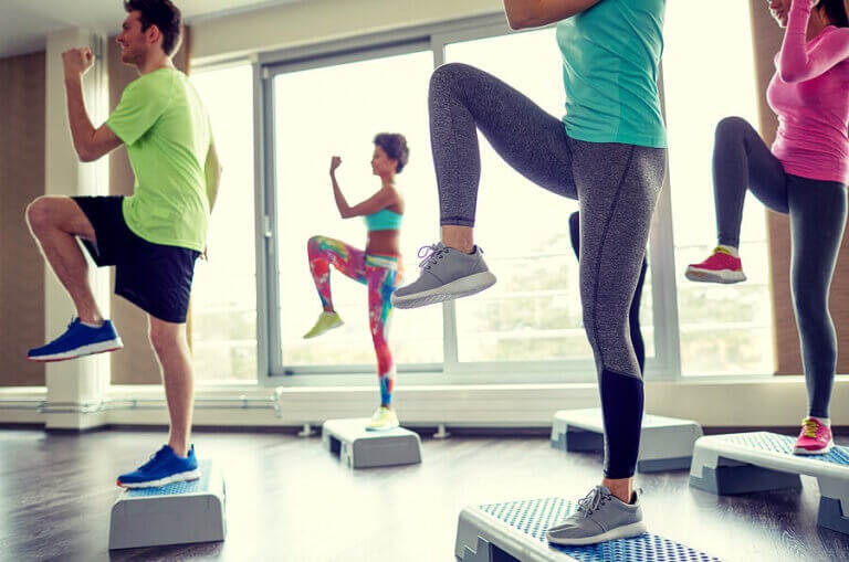Los 5 mejores ejercicios aeróbicos para quemar grasa sin ir al gimnasio -  Mejor con Salud