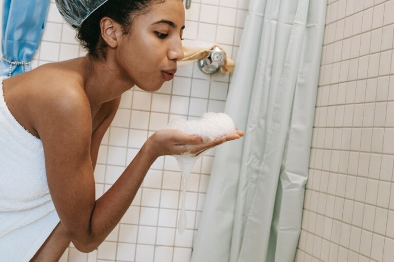 7 malos hábitos que seguimos en la ducha y no sabemos que nos hacen daño