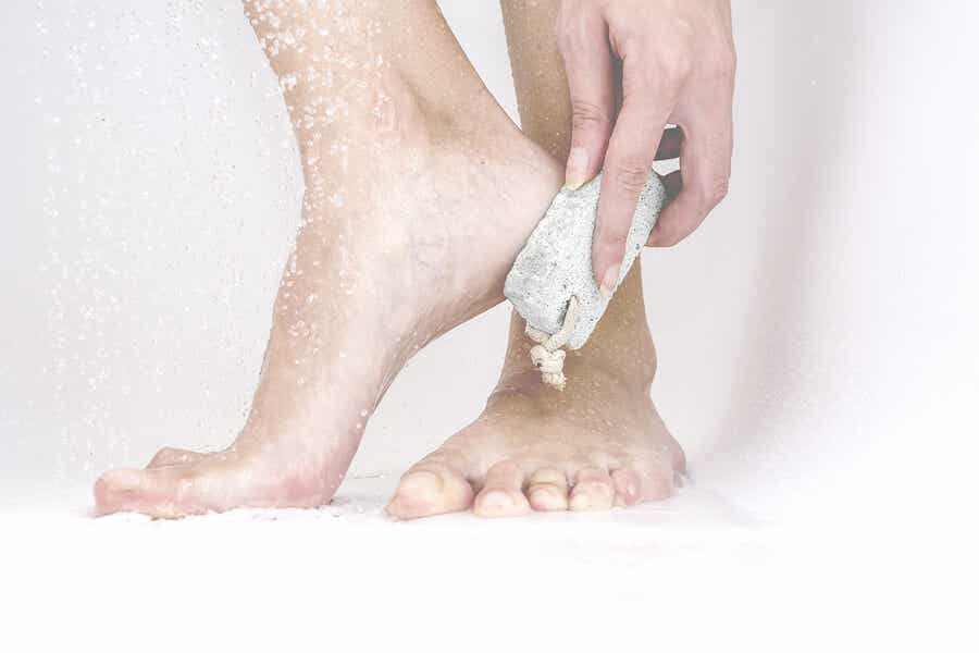 Baño de pies con piedra pómez