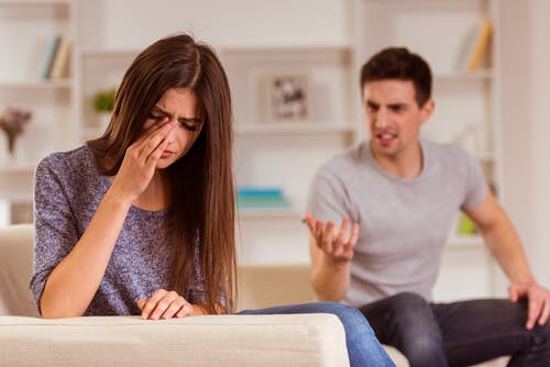 Hombre discutiendo con su pareja