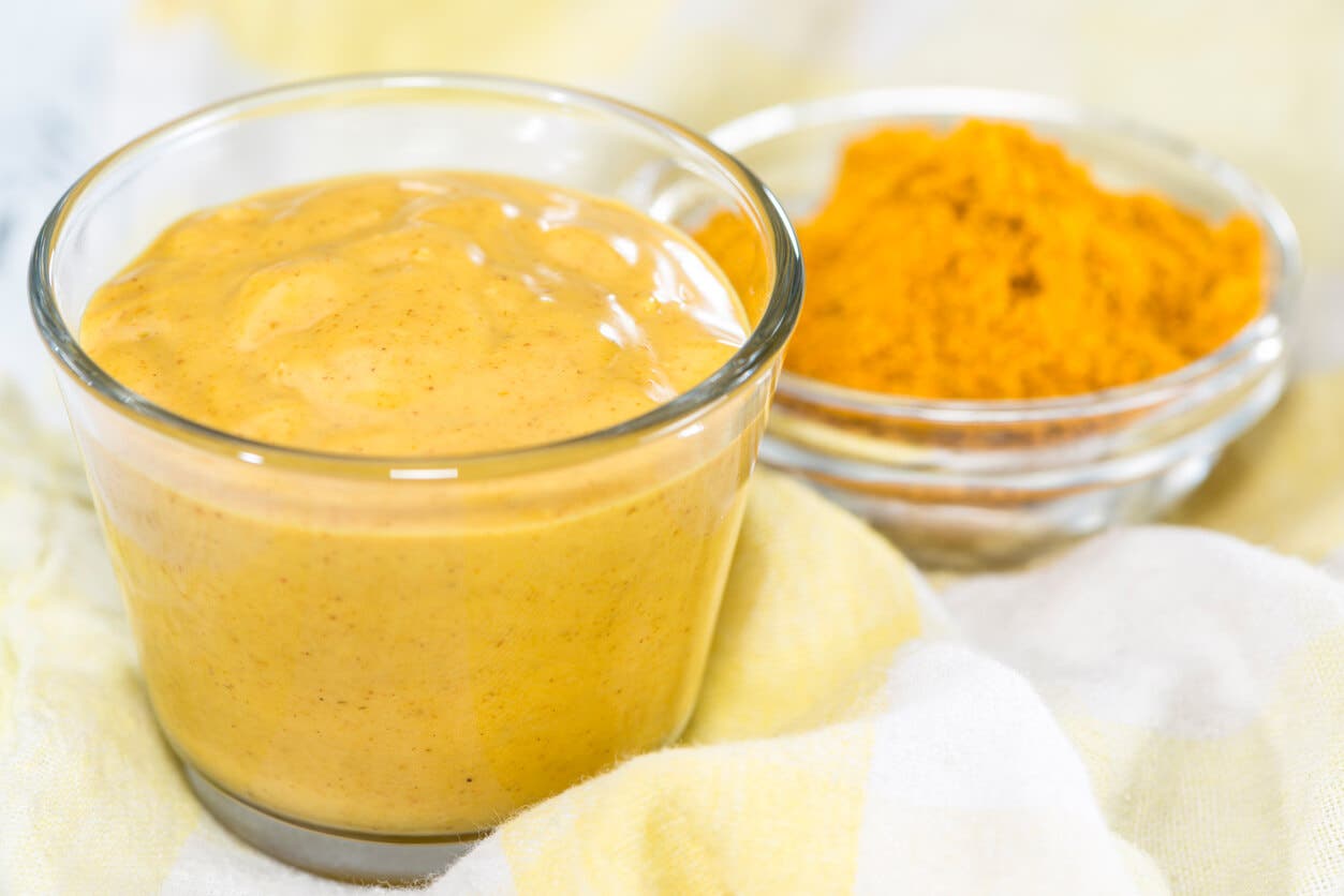 Salsa de yogur natural y curri.