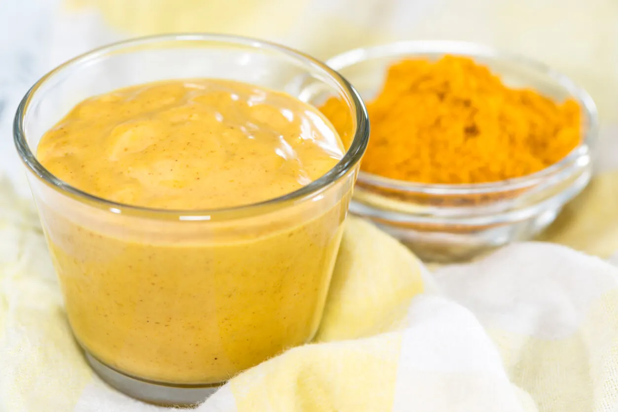 Salsa de yogur natural y curri.