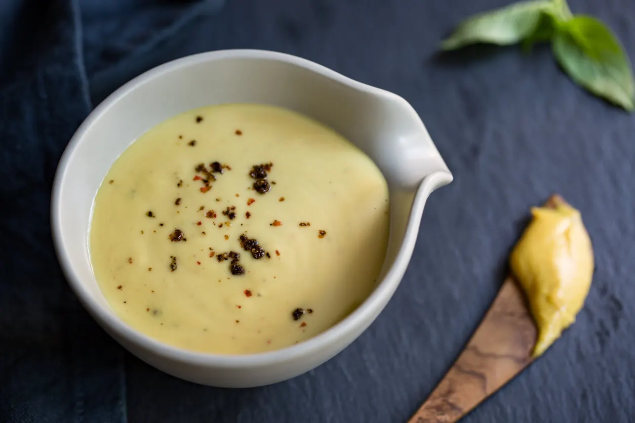 Salsa yogur con miel y mostaza.