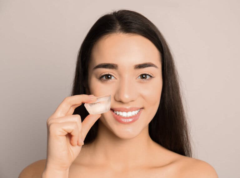 7 beneficios de un cubito de hielo en tu piel